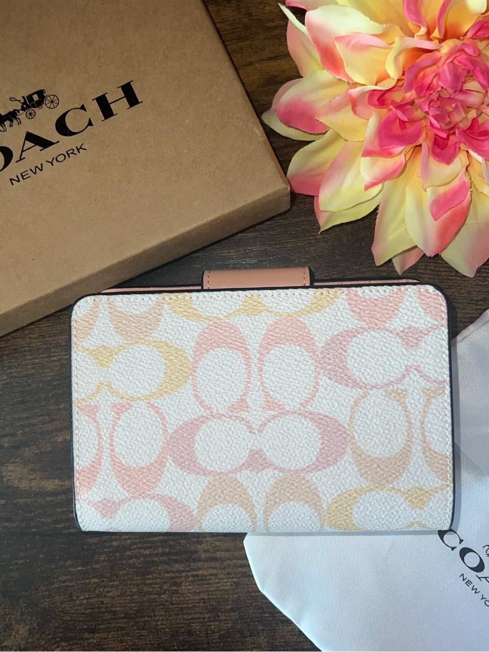 New COACH Medium Corner Zip Wallet In Pretty Signature Canvas - Picture 2 of 10